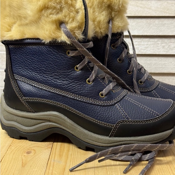 Clark’s Women's Blue and Tan Winter Boots. Size 7.5. Excellent Condition - Picture 2 of 10
